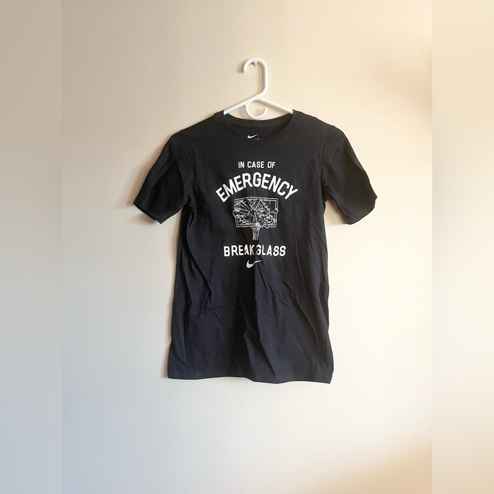 Nike basketball graphic shirt (boys large)
